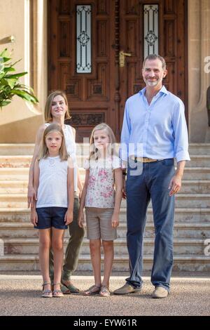 Palma di Maiorca, isole Baleari, Spagna. 03 Ago, 2015. Re spagnolo Felipe VI (R) e Queen Letizia (indietro, L) pongono con le loro figlie Leonor, Principessa delle Asturie (anteriore, R) e Infanta Sofia di Spagna durante il photocall tradizionale della famiglia reale all'inizio delle loro vacanze estive a Marivent Palace a Palma di Maiorca, isole Baleari, Spagna, 03 agosto 2015. Foto: Patrick van Katwijk/ point de vue fuori - nessun filo SERVICE -/dpa/Alamy Live News Foto Stock