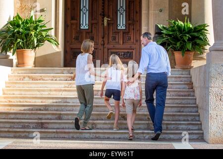 Palma di Maiorca, isole Baleari, Spagna. 03 Ago, 2015. Re spagnolo Felipe VI (R) e Queen Letizia (L) pongono con le loro figlie Leonor, Principessa delle Asturie (seconda R) e Infanta Sofia di Spagna durante il photocall tradizionale della famiglia reale all'inizio delle loro vacanze estive a Marivent Palace a Palma di Maiorca, isole Baleari, Spagna, 03 agosto 2015. Foto: Patrick van Katwijk/ point de vue fuori - nessun filo SERVICE -/dpa/Alamy Live News Foto Stock