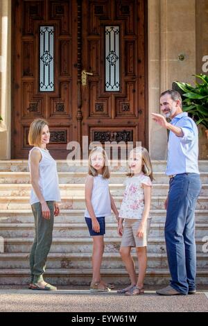 Palma di Maiorca, isole Baleari, Spagna. 03 Ago, 2015. Re spagnolo Felipe VI (R) e Queen Letizia (L) pongono con le loro figlie Leonor, Principessa delle Asturie (seconda R) e Infanta Sofia di Spagna durante il photocall tradizionale della famiglia reale all'inizio delle loro vacanze estive a Marivent Palace a Palma di Maiorca, isole Baleari, Spagna, 03 agosto 2015. Foto: Patrick van Katwijk/ point de vue fuori - nessun filo SERVICE -/dpa/Alamy Live News Foto Stock