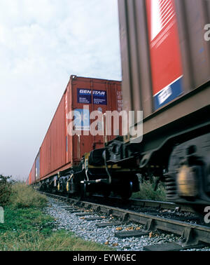 Close up di contenitori in un commovente treno merci, Trafford Park, Manchester. Foto Stock