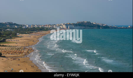 Panorama della spiaggia di Vieste e Gargano Parco naturale, Puglia, Italia Foto Stock