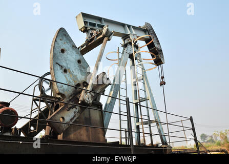 Vecchio pumpjack di pompaggio del greggio dal pozzo petrolifero Foto Stock