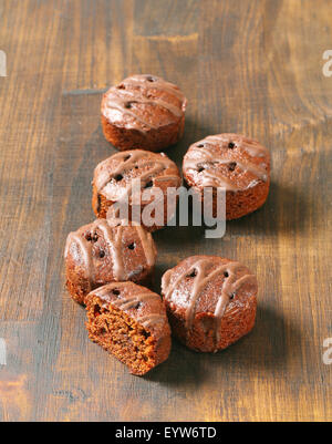 Mini torte al cioccolato su sfondo di legno Foto Stock