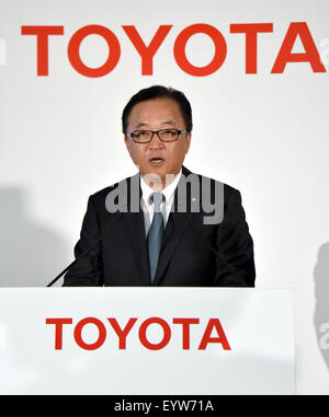 Tokyo, Giappone. Il 4° agosto 2015. Tetsuya o prendono, managing officer di Toyota Motor Corp, report dei risultati finanziari nel corso di una conferenza stampa presso la sua sede centrale a Tokyo il Martedì, Agosto 4, 2015. O prendono detto le case automobilistiche giapponesi l utile netto di pertinenza del Gruppo è salito a 10,0 per cento rispetto a un anno prima a un record 646.39 miliardi di yen per il mese di aprile a giugno del 2015. La automobilistico con la previsione di un risultato operativo consolidato è salito 9.1 percento a un record 756.00 miliardi di yen e le vendite sono aumentate del 9,3% a 6,99 trilioni di yen. Credito: Natsuki Sakai/AFLO/Alamy Live News Foto Stock