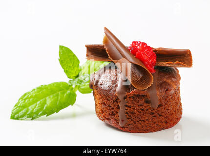 Mini torta al cioccolato guarnita con i riccioli di cioccolato Foto Stock