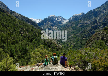 Appoggio di fronte alla Punta Pisciaghia, escursionisti sulla Cirque de Bonifatu a lunga distanza trail Tra Mare e Monti, GR20 Foto Stock