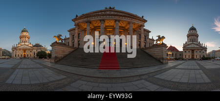 La piazza Gendarmenmarkt con la Cattedrale Tedesca e la Cattedrale francese, la Konzerthaus concert hall in medio, Berlino Foto Stock