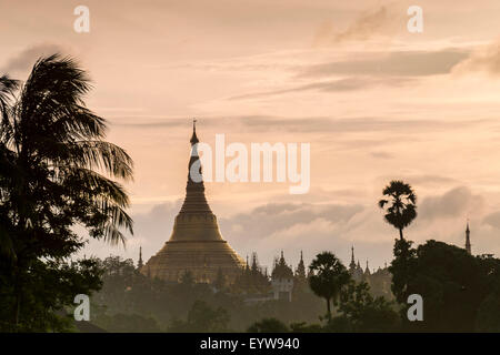 Stupa dorato al tramonto, chedi, Shwedagon pagoda, Lago Kandawgyi, Kandawgyi Natura Park, Yangon o Rangoon, Regione di Yangon Foto Stock