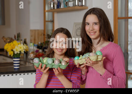 Ragazze con le colorate uova di pasqua per il cesto di Pasqua, Pasqua, Alta Baviera, Baviera, Germania Foto Stock