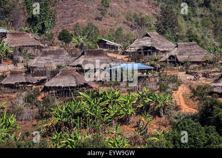 Tipiche capanne di paglia in un villaggio di montagna della tribù di Ann, in corrispondenza del pin Tauk, Stato Shan Triangolo Dorato, Myanmar Foto Stock