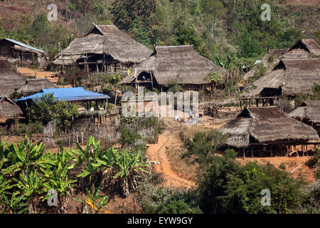 Tipiche capanne di paglia in un villaggio di montagna della tribù di Ann, in corrispondenza del pin Tauk, Stato Shan Triangolo Dorato, Myanmar Foto Stock