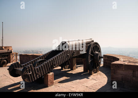 Il cannone sulle mura del Forte Mehrangarh, Meherangarh, Jodhpur, Rajasthan, India Foto Stock