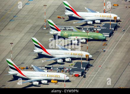 Airbus A380 di Emirates prima del completamento su asfalto, Finkenwerder aeroporto, Amburgo, Germania Foto Stock