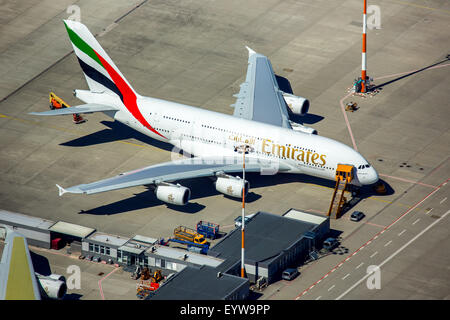 Airbus A380 di Emirates prima del completamento su asfalto, Finkenwerder aeroporto, Amburgo, Germania Foto Stock