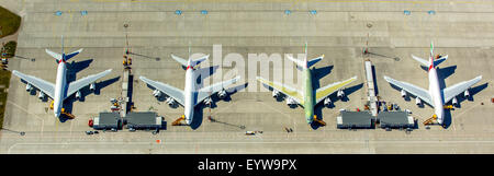 Airbus A380 di Emirates prima del completamento su asfalto, Finkenwerder aeroporto, Amburgo, Germania Foto Stock