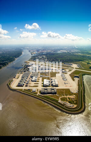 Pista e capannoni di produzione della Airbus aeroporto, Finkenwerder, Amburgo, Germania aeroporto Foto Stock