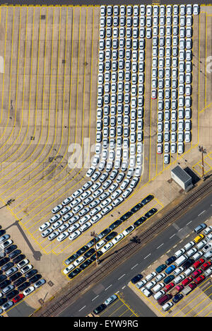 Il caricamento di nuove automobili, Hansahafen, Unikai, porto di Amburgo, Elba, Amburgo, Germania Foto Stock