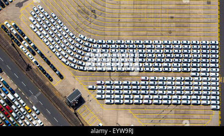 Il caricamento di nuove automobili, Hansahafen, Unikai, porto di Amburgo, Elba, Amburgo, Germania Foto Stock