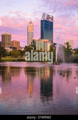 La città di Perth al tramonto, riflesso nel lago a John Oldham Park, Perth, Western Australia Foto Stock