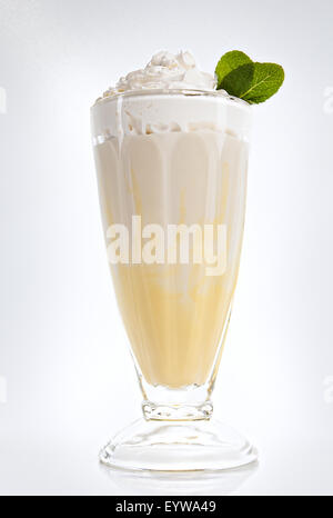 Frullato di banane in un bicchiere alto con menta fresca Foto Stock