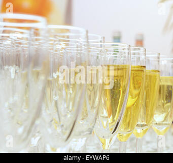 Pulire i bicchieri di champagne sul tavolo Foto Stock