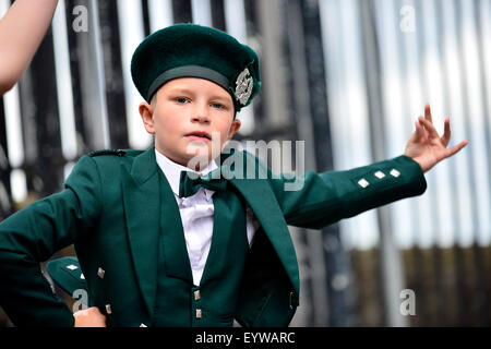 Sollus Highland ballerini in Derry pareti durante la fanciulla Festival della città Foto Stock