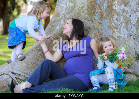 Donna incinta nel parco con le sue figlie, Tintenpalast, Windhoek, in Namibia Foto Stock