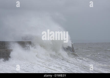 Porthcawl, South Wales, Regno Unito. Il 4° agosto 2015. Regno Unito: meteo condizioni tempestose in Porthcawl, South Wales, Regno Unito questa mattina, durante l'inizio del mese di agosto del credito: Andrew Bartlett/Alamy Live News Foto Stock