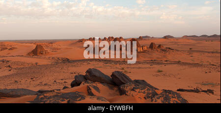 Piramidi di Meroe presso sunrise, Deserto Nubiano, la Nubia, Nahr un-nullo, Sudan Foto Stock