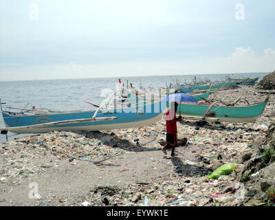 Navotas City, Filippine. 04 Ago, 2015. Un filippino uomo cammina lungo la pesca barche ormeggiate lungo la costa della Baia di Manila in Navotas città, a nord di Manila, Filippine. Il filippino membro meteo bureau ha detto martedì che 'Soudelor, ' una perturbazione meteo che si prevede di immettere il filippino Area di responsabilità su Mercoledì, ora è diventato un supertyphoon. Le perturbazioni atmosferiche non avrà alcun effetto diretto sul paese, ma migliorerà 'habagat, ' o sud-ovest piogge monsoniche, lo stato meteo bureau detto. Credito: Richard James Mendoza/Pacific Press/Alamy Live News Foto Stock