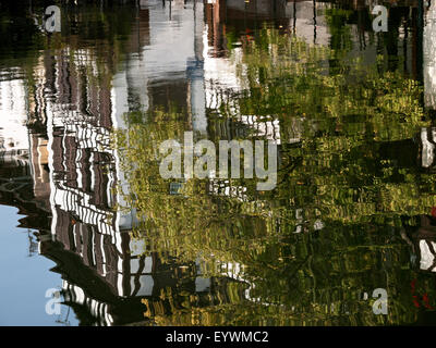 Strasburgo, capitale della regione Alsazia , riflessioni sull'acqua del fiume Ill Foto Stock