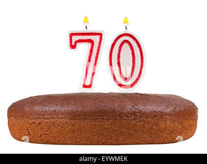 Torta di compleanno con il numero di candele 70 isolato su sfondo bianco Foto Stock