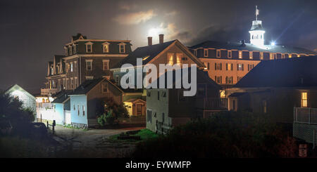 Luna piena sugli edifici a New Shoreham Foto Stock