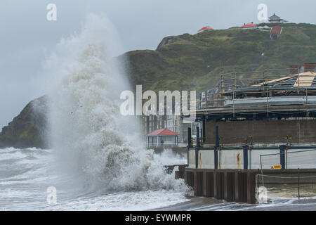 Aberystwyth, Wales, Regno Unito. Il 4 agosto 2015. Le tempeste. Un 5-8 piedi si gonfiano, venti alti e un alta marea cmbine per ancorare Aberystwyth mare con onde enormi, come operai a proseguire i lavori sul lungomare di rivalorizzare bandstand Credito: Alan Hale/Alamy Live News Foto Stock