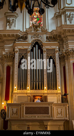 Organista giocando l'organo a canne nella celebrazione del cristiano la santa Messa nella Cattedrale di Ragusa, in Sicilia. Italia Foto Stock