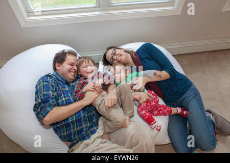 La famiglia felice a giocare a casa Foto Stock