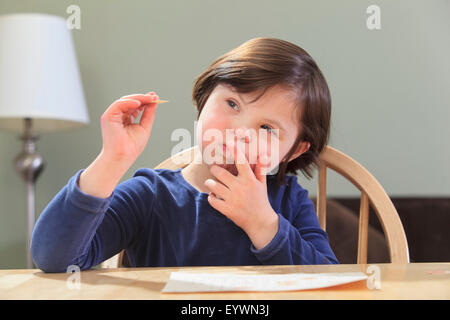 Bambina con la sindrome di Down la riproduzione di un gioco Foto Stock