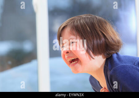 Bambina con la sindrome di Down di ridere Foto Stock