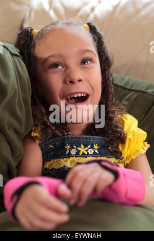 Bambina con paralisi cerebrale sorridente Foto Stock