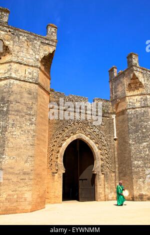 Bab Zaer il cancello principale con il musicista, Chellah, Rabat, Marocco, Africa Settentrionale, Africa Foto Stock