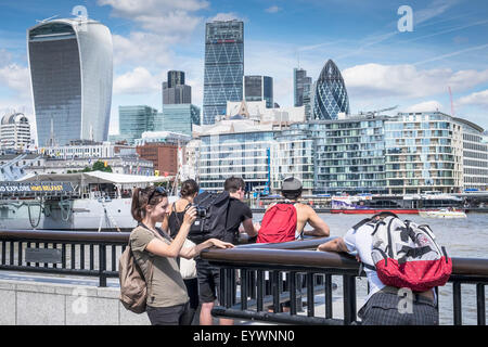 I turisti sulla South Bank di Londra. Foto Stock