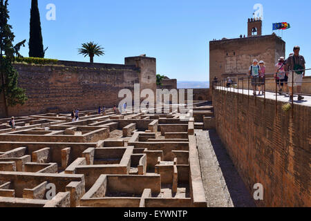 Vista di Plaza de Armas e la Torre de la Vela (torre di guardia) in Alcazaba, Alhambra Palace complesso, Granada, Andalusia, Spagna Foto Stock