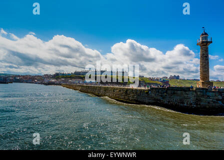 Molo Ovest e del faro girato da est del molo. Whitby, North Yorkshire Foto Stock