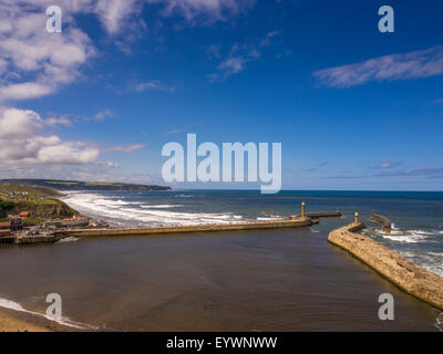 Whitby Harbour e pontili shot dalla chiesa di Santa Maria in East Cliffe. Foto Stock