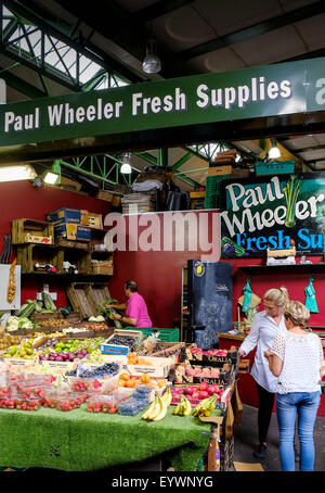 Uno stallo per la vendita di frutta nel mercato di Borough, Londra. Foto Stock