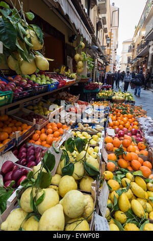 Frutta, compresi i locali di limoni e arance, visualizzata al di fuori di un negozio in una strada stretta, Sorrento, campania, Italia, Europa Foto Stock