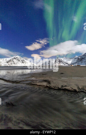 Luci del nord (aurora boreale) sul cielo Skagsanden, Isole Lofoten artico, Norvegia, Scandinavia, Europa Foto Stock