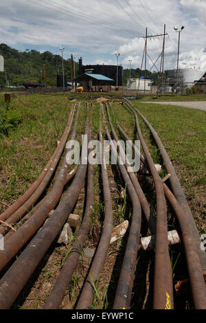 Estrazione di petrolio e di inquinamento in Amazzonia, Yasuni National Park, Amazon, Ecuador Foto Stock