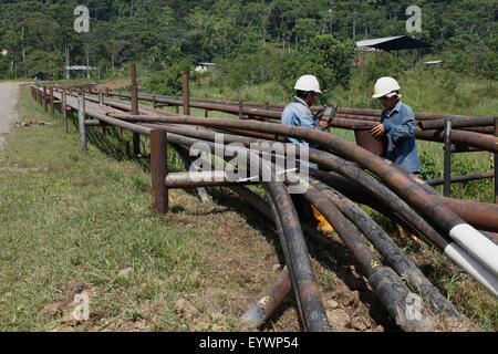 Estrazione di petrolio e di inquinamento in Amazzonia, Yasuni National Park, Amazon, Ecuador Foto Stock