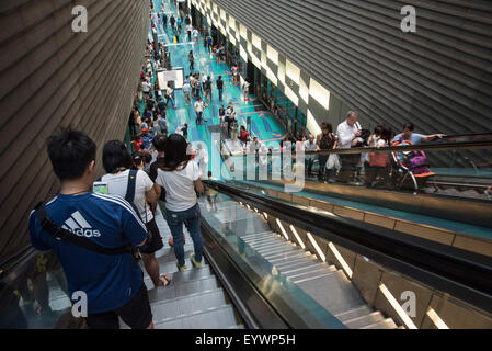 Passeggeri a MRT (Mass Rapid Transport) stazione di Singapore, Asia sud-orientale, Asia Foto Stock